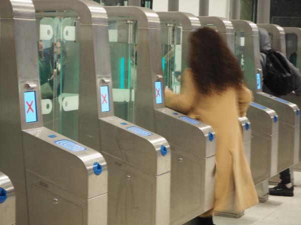 The fare gates used by the train lines in Paris have doors that are much taller than the system piloted by the MTA at Suptin Blvd., which can be defeated by leaning over the paddles and waving at an ill-placed sensor. 