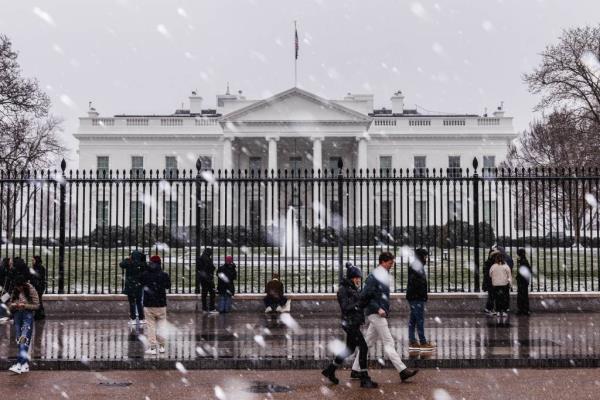 Snow in front of the White House 